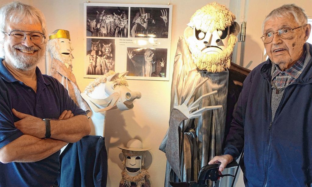 Marionetten und Stabfiguren sind in der Werkschau von Karl-Hans Bachmann (rechts), hier mit Kurator Hansjürg Baumgartner, im Literaturmuseum Hebelhaus in Hausen zu bewundern.