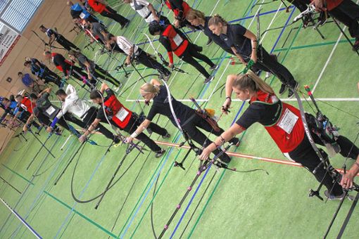 Pfeil und Bogen: In der Zeller Stadthalle stellen sich acht Mannschaften zum Wettkampf auf.  
Fotos: Gerd Lustig Foto: Die Oberbadische