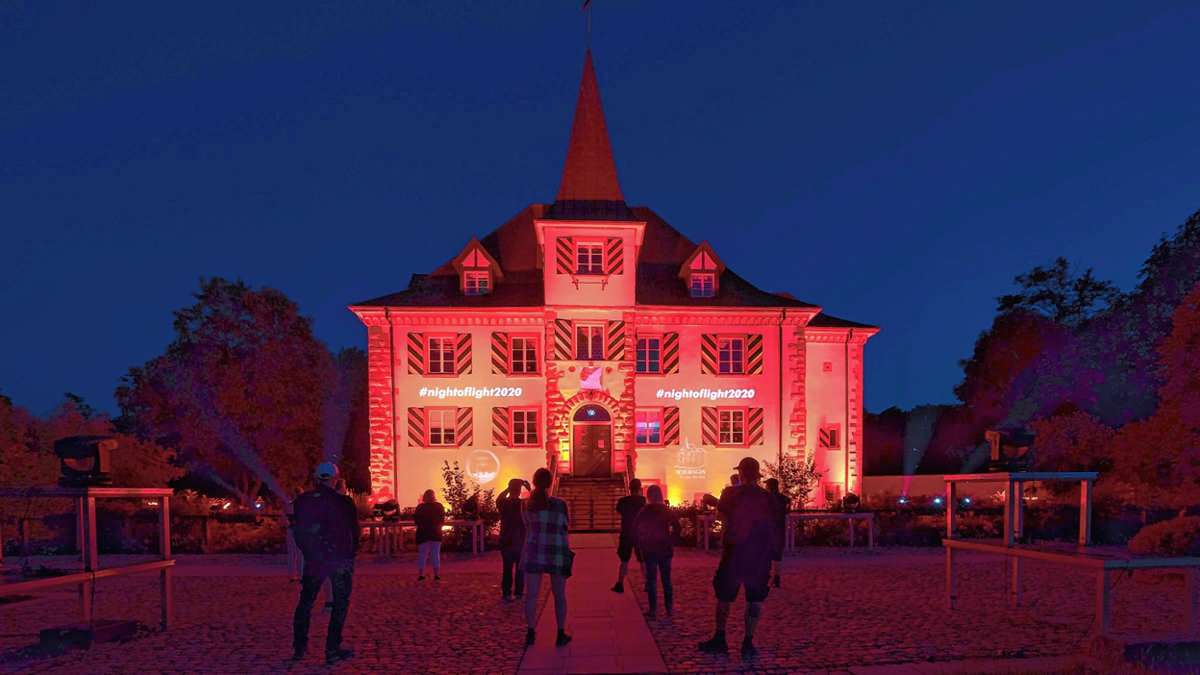 Schliengen: „Night of Light“: Wasserschloss Entenstein in rotes Licht getaucht