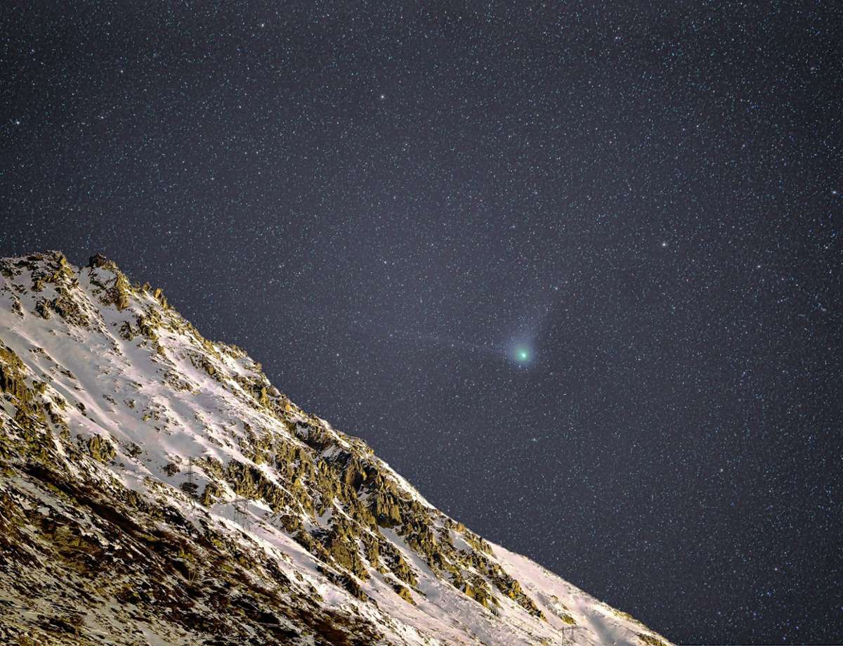 Der Komet vom Beobachtungsstandort beim Gotthard Hospiz aus fotografiert.