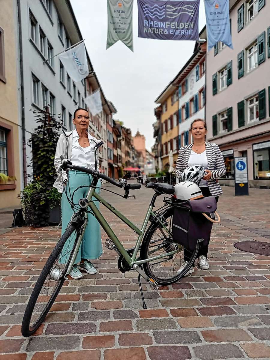 Würden die Radwegenetze von hüben und drüben  viel öfter als bisher  niteinander gekoppelt sehen: Béa Bieber (links) und Diana Stöcker.                                                                                     Foto: zVg