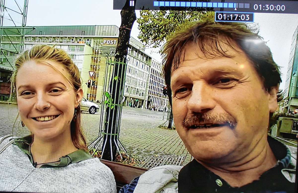 Diese letzte gemeinsame Foto von Yolanda Klug und Vater Peter vom Vortag des Verschwindens der jungen Frau zeigte das ZDF am Dienstag in „Aktenzeichen XY“. Screenshot: Ralph Lacher