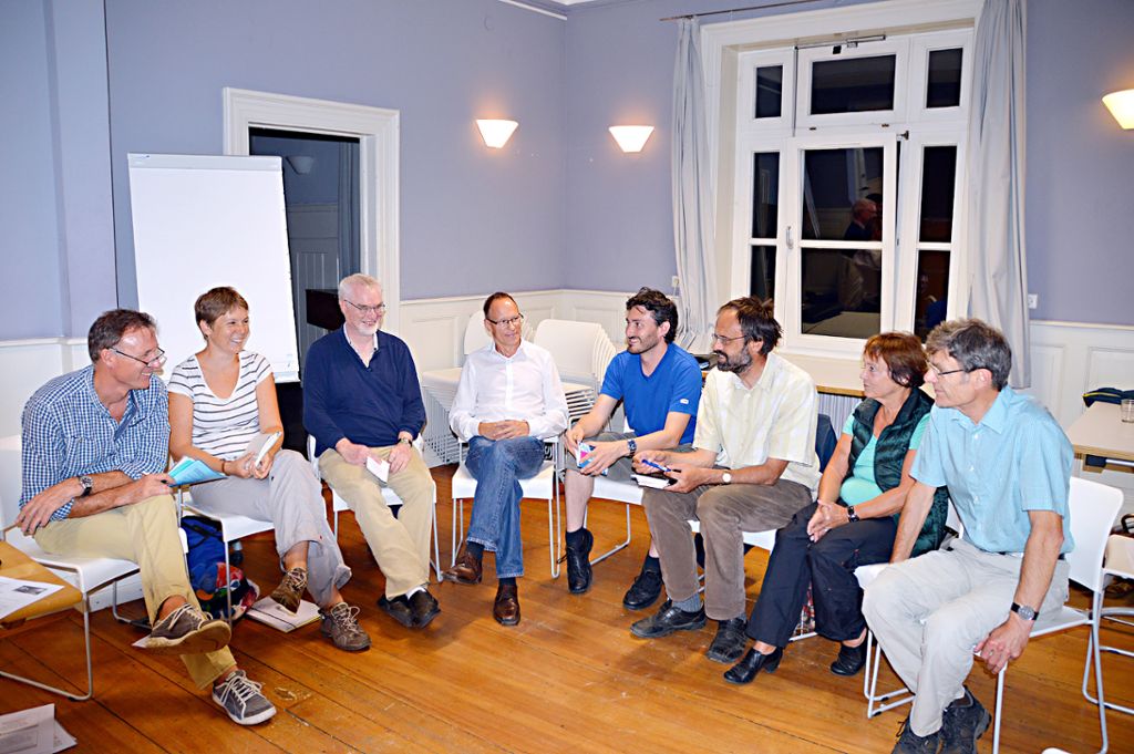 Angeregt diskutierten die Klimafreunde Lörrach über die neuesten Entwicklungen in den einzelnen Projekten.   Foto: Silvia Waßmer Foto: Die Oberbadische