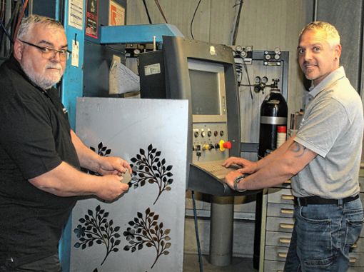 Jürgen und Benjamin Jehnich (rechts) freuen sich über 20 erfolgreiche Jahre ihres Fachbetriebs für Metall- und Messebau mit Sitz am Rebgartenweg in Haltingen. Foto: Ralph Lacher