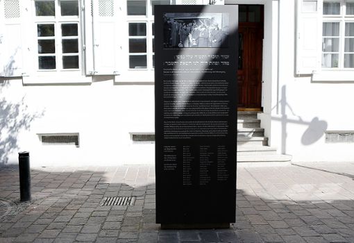 In der Teichstraße erinnert eine Stele an den alten Standort der Synagoge und die Deportation der Juden durch das NS-Regime. Foto: Kristoff Meller