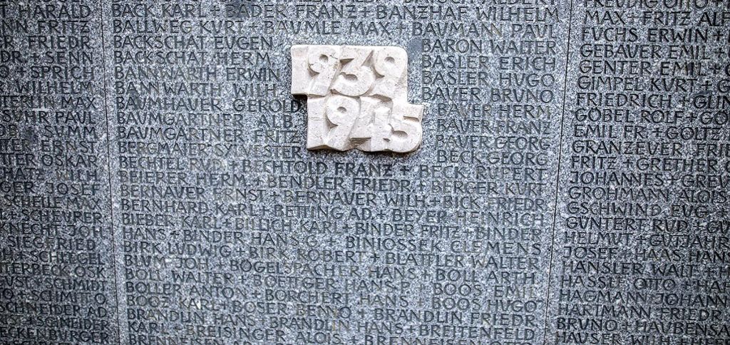 Eine Tafel auf dem Hauptfriedhof erinnert an die Lörracher Gefallenen des Zweiten Weltkrieges. Foto: Kristoff Meller