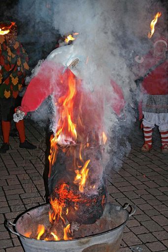 Völlig in  Flammen auf ging die arme Fasnachtspuppe.                                            Fotos: Ralph Lacher Foto: Markgräfler Tagblatt