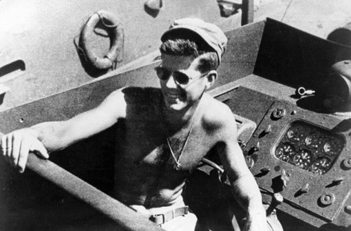 John F. Kennedy, 1917 als Sohn des Self-made-Millionärs Joseph Kennedy und seiner Frau Rose geboren, verdient sich im Zweiten Weltkrieg als Schnellbootkommandant im Südpazifik seine Meriten als Kriegsheld.  Foto: dpa/John F. Kennedy Presidential Library
