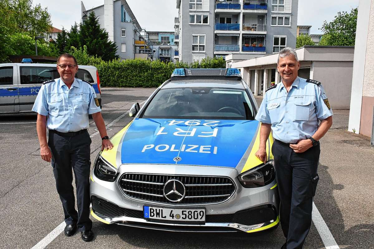 Dieter Wild (links) und Manfred Geiges stellten die Kriminalitäts- und Verkehrsstatistik des Jahres 2021 im Polizeirevier Rheinfelden vor. Foto: Heinz Vollmar