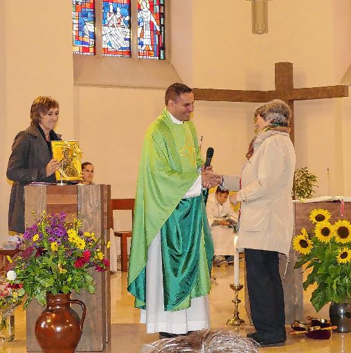 Pfarrer Thorsten Becker dankt der scheidenden Elisabeth Gräßlin. Links Gemeindereferentin Rita Sprich.  
  
  

  
Fotos: zVg Foto: Die Oberbadische
