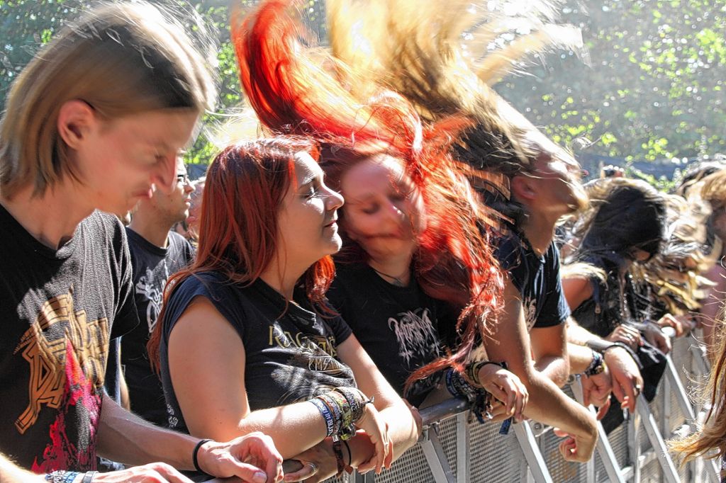Das Festivalvolk: „headbangend“ in der ersten Reihe Foto: Die Oberbadische