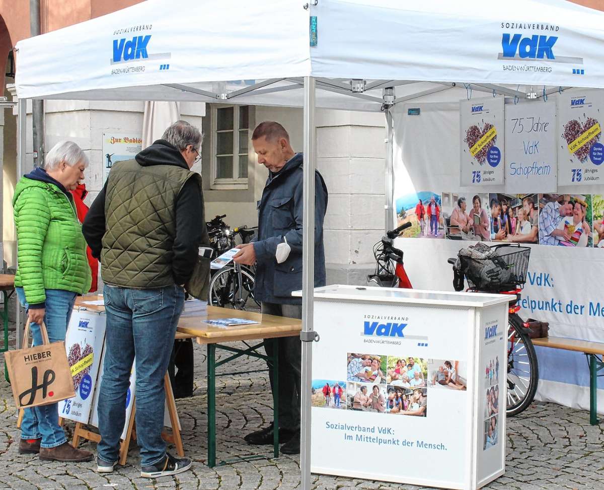 Mitgliederwerbung betrieb der VdK – ­hinterm Stand der langjährige Vorsitzende Erhard Schöpflin –­ auf dem Schopfheimer Wochenmarkt. Foto: Ralpgh Kacher