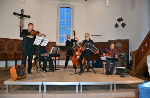 Die Musiker von „Brisas del Sur“: (von links) Geige (Felix Borel), Lambert Bumiller (Klavier), Winfried Holzenkamp (Kontrabass), Wolfgang Weniger (Bandoneon) und Thomas Bergmann (Gitarre) Foto: Kathryn Babeck