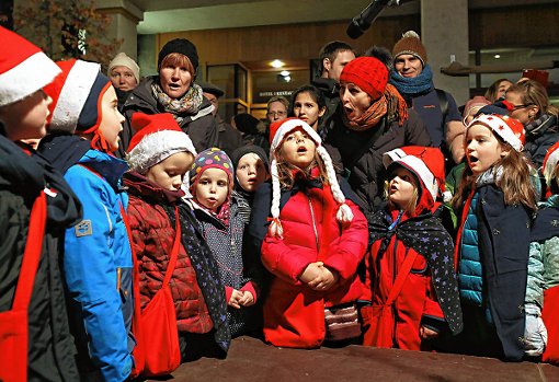 Der Kindergarten „Sapperlot“ singt für den Nikolaus. Foto: Kristoff Meller Foto: mek