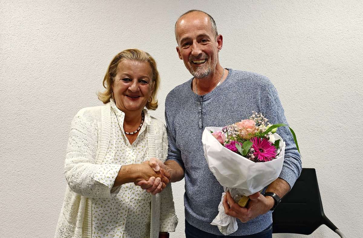 Gemeinderätin Gudrun Gehr wurde von Bürgermeister-Stellvertreter Reiner Weis verabschiedet. Foto: Gerald Nill