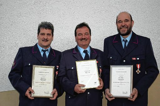 Für 40 Jahre Zugehörigkeit erhielten das Ehrenzeichen: (von links) Rolf Schmidt, Wolfgang Trinler und Dieter Mäder. Foto: Markgräfler Tagblatt