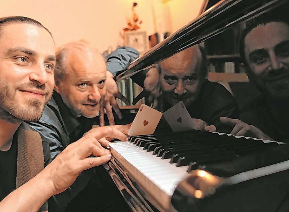 „CineMagie im PianoMobil“ mit Stummfilm, Musik und Magie-Open-Air bieten der Pianist Jens Schlichting und der Illusionist Christoph Demian. Foto: zVg/Jo Goertz