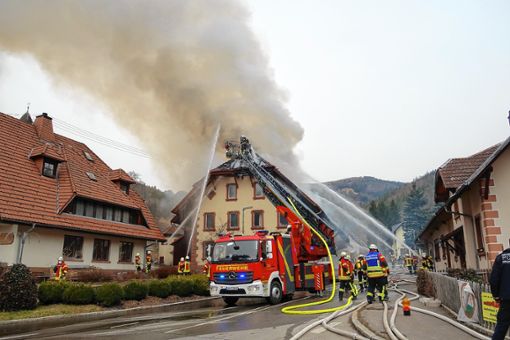 Einen Großbrand gab es am Mittwochmittag in der Ortsmitte von Neuenweg. Foto: Gudrun gehr