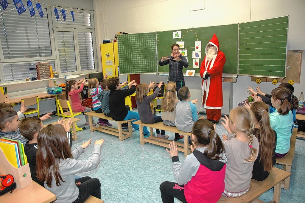 Der Nikolaus überraschte  die Schüler der Max-Metzger-Schule im Unterricht.  Foto: zVg Foto: Markgräfler Tagblatt
