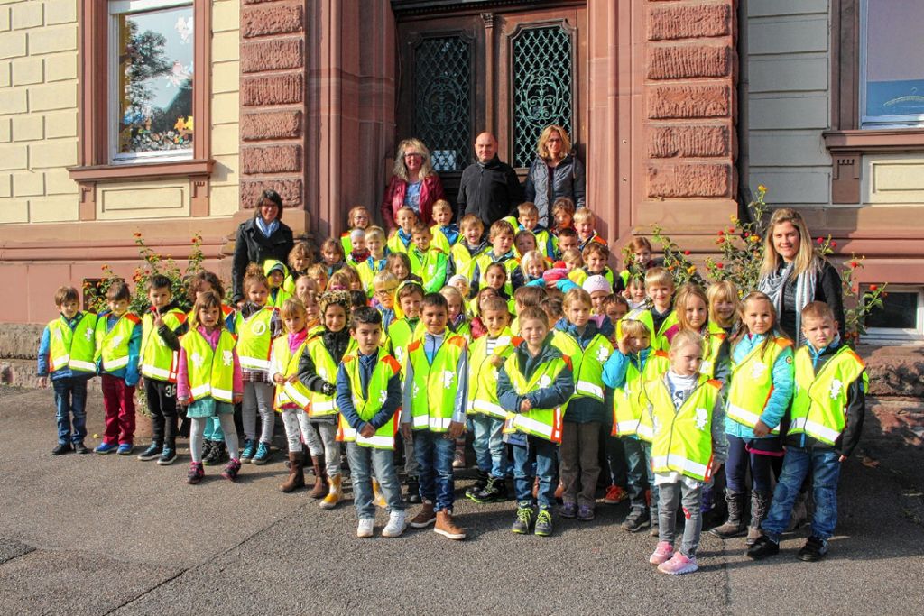 90 Grundschüler erhielten Sicherheitswesten vom MSC.  Foto: Anja Bertsch Foto: Markgräfler Tagblatt