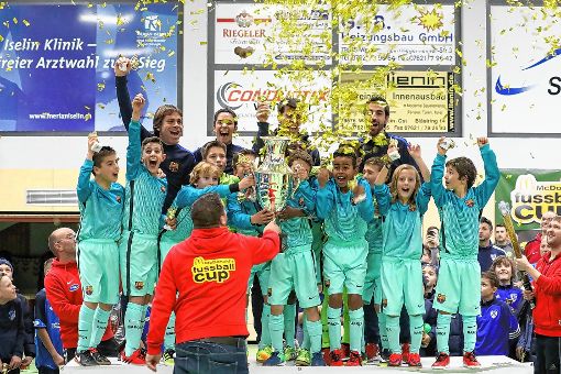 „Barca“ ganz oben: Turnierchef Dominik Kiesewetter überreicht der U10 des  FC Barcelona die Trophäe  
Fotos: Hubbs (4)/Bähr (3) Foto: Die Oberbadische