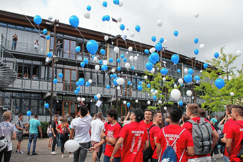 Besondere Ballonaktion: Absolventen schickten ihre Wünsche und Ziele in die Luft.                                                                    Foto: Lara Hackmann Foto: Die Oberbadische