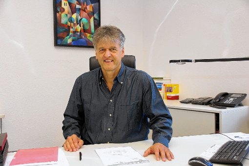 Bürgermeister Gunther Braun an seinem Schreibtisch im Steinener Rathaus.  
Foto: Harald Pflüger Foto: Markgräfler Tagblatt