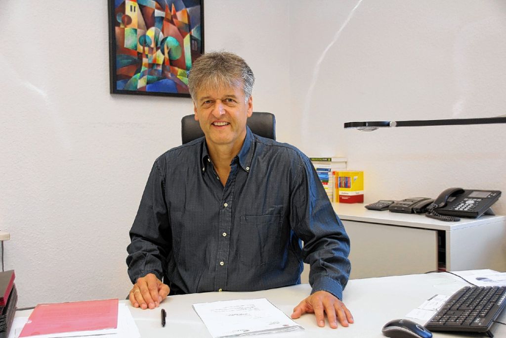 Bürgermeister Gunther Braun an seinem Schreibtisch im Steinener Rathaus.  Foto: Harald Pflüger