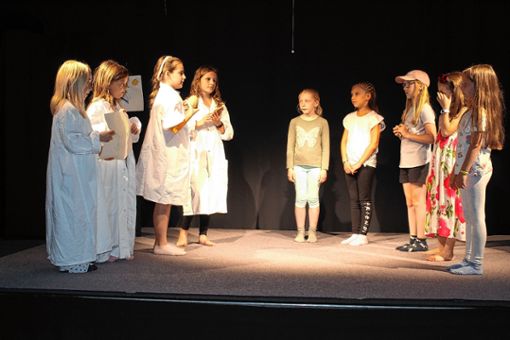 Zum Abschluss der Theaterwoche im Rahmen des Ferienspaß-Programms führten die jungen Schauspieler im Dorfstübli ihr Stück auf. Foto: Ralph Lacher