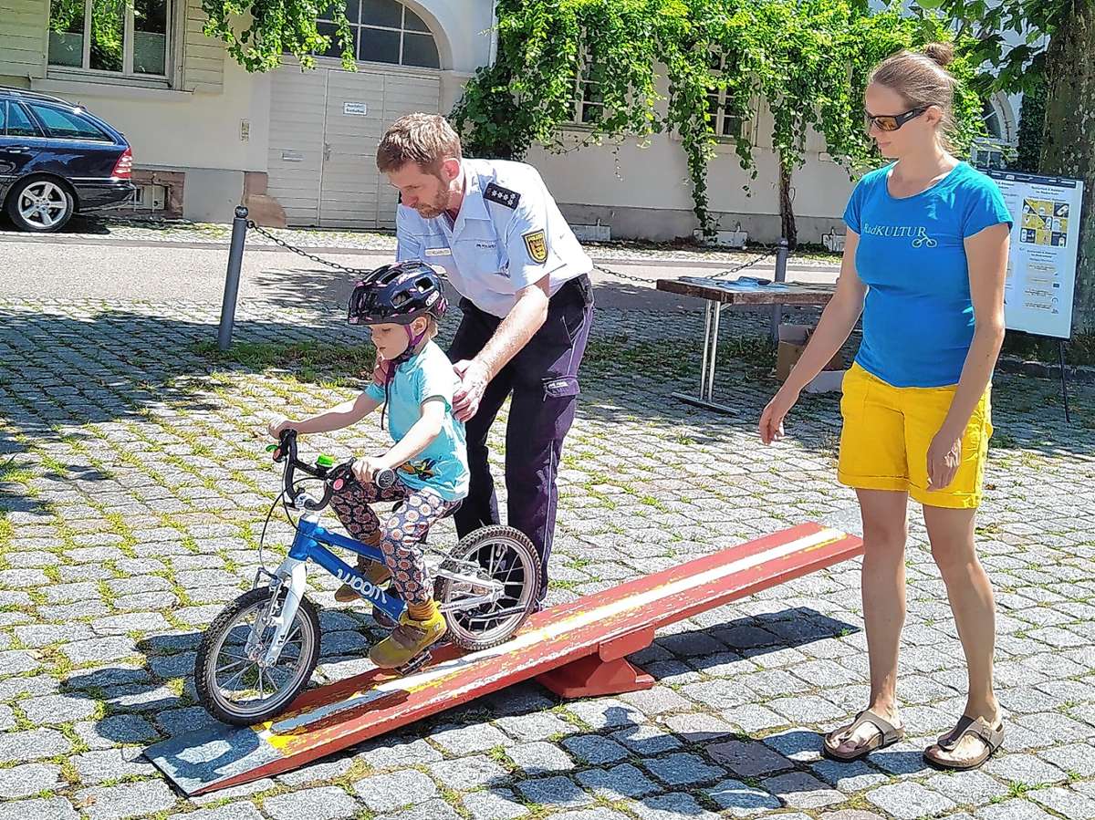 Der Radparcours in Kandern zog vor allem Kinder an, die sich unter anderem im Slalom- und Wippefahren übten oder auch versuchten, Hütchen während der Fahrt aufzunehmen und wieder abzustellen. Foto: zVg