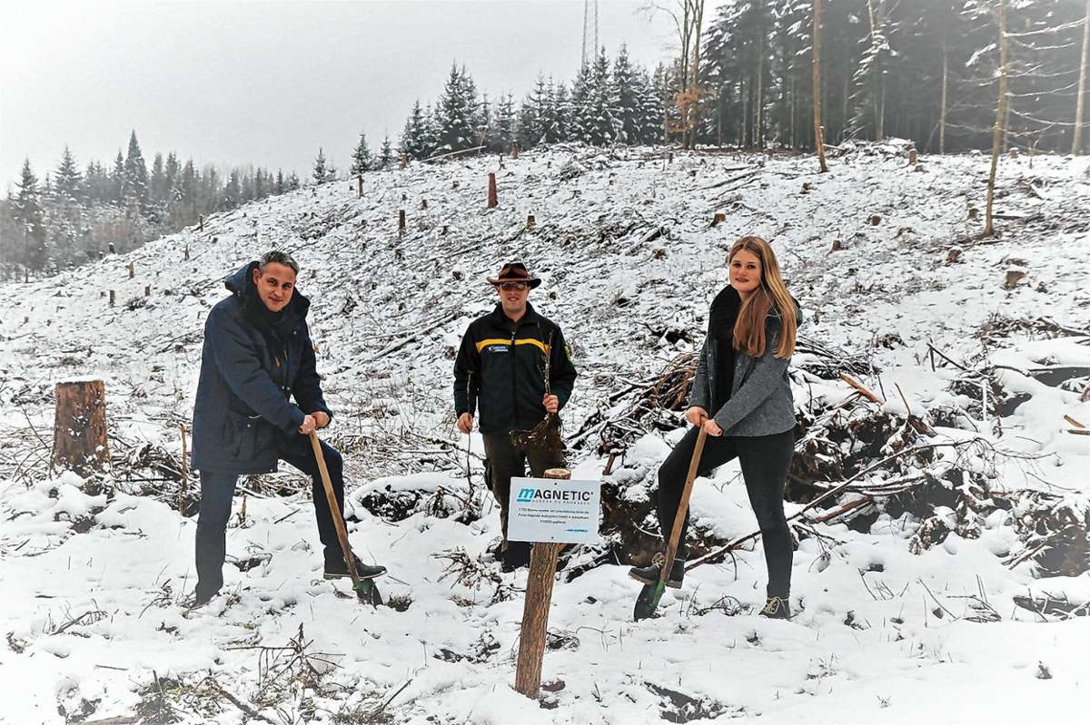 Bürgermeister Dirk Harscher, Förster Stefan Niefenthaler und Cindy Thiedmann (Magnetic) pflanzen die letzten Bäume im Disktrit Seehölzle.  Foto: zVg
