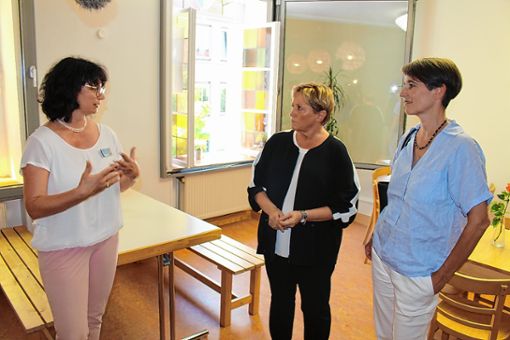 Susanne Eisenmann im Gespräch mit Sibylle Burkart (l.) und Ute Lusche (r.)  Foto: Bernhard Konrad Foto: Die Oberbadische