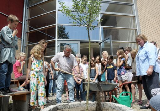Jürgen Jaks pflanzten ihm zu Ehren gestifteten Apfelbaum ein.   Foto: Regine Ounas-Kräusel Foto: Die Oberbadische