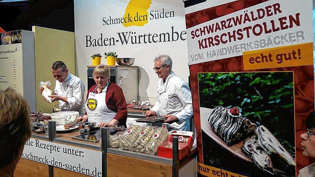 Grüne Woche in Berlin:  Fritz Trefzger (rechts) stellte den „Schwarzwälder Kirschstollen“ vor. Foto: zVg Foto: Markgräfler Tagblatt