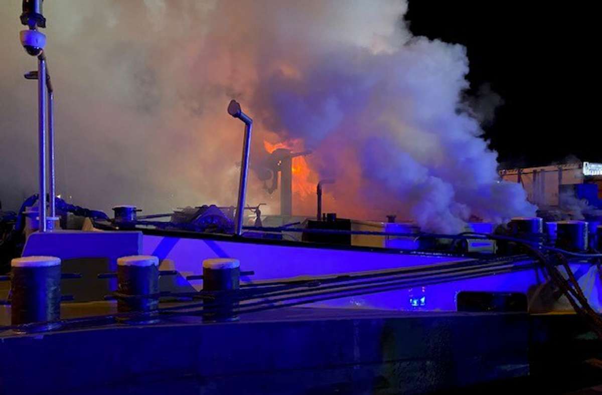 Weil am Rhein: Feuerwehr löscht brennendes Schiff