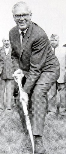 Der damalige Vorsitzende Fritz Gisy beim Spatenstich im Grütt am 30. September 1964  Foto: zVg/RWL-Chronik Foto: mek