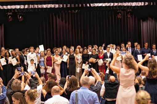 Die Schüler der Freien Evangelischen Schule Lörrach feiern ihr Abitur    Foto: zVg / Shay Kaufmann Foto: Die Oberbadische