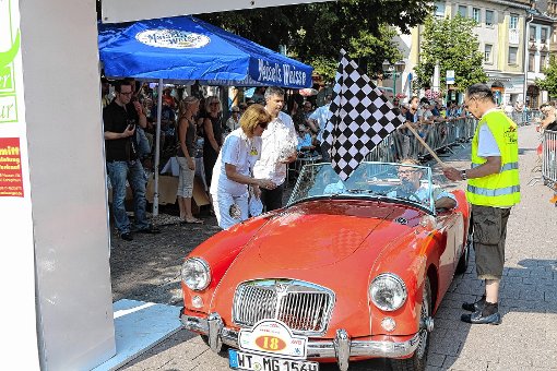 Oldtimer-Fans hießen die Rallyeteilnehmer willkommen. Foto: Markgräfler Tagblatt