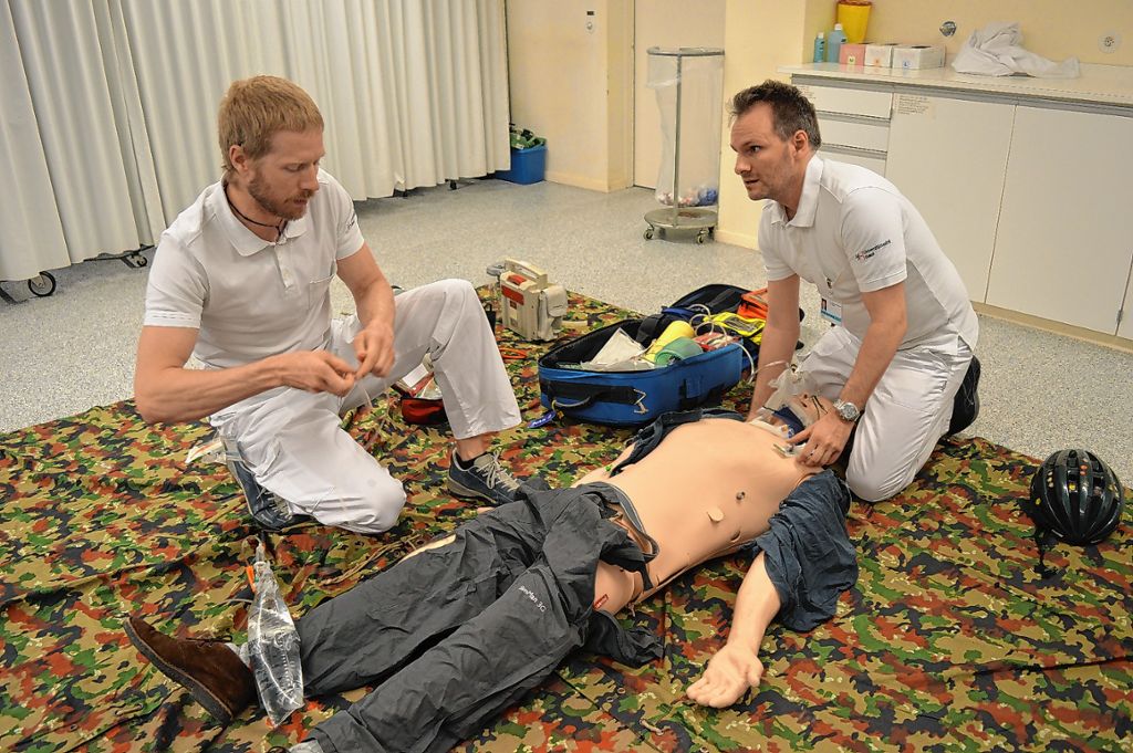 Jeder Handgriff muss sitzen: Andreas Haug (links) und Moreno Futterer widmen sich konzentriert dem elektronischen Patienten am Boden. Die beiden Mediziner haben sich noch nie zuvor gesehen.  Fotos: Adrian Steineck