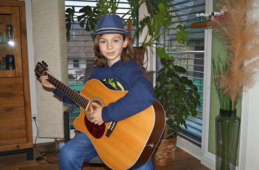 Gitarre und blauer Hut sind treue Begleiter bei den Auftritten von Maris Siegin. Foto: Silke Hartenstein