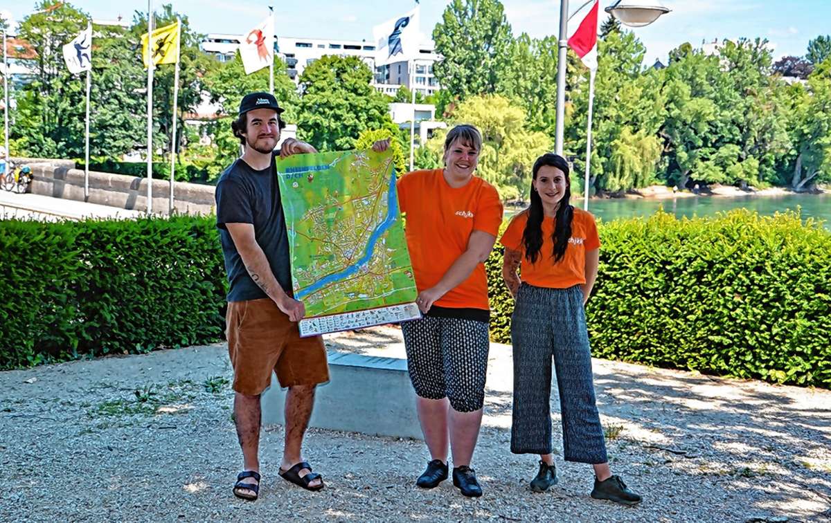 Lars Lucas, Stefanie Sommer und Olivia Merolla (von links) stellten den überarbeiteten Kinderstadtplan vor. Foto: zVg/Stadt Rheinfelden
