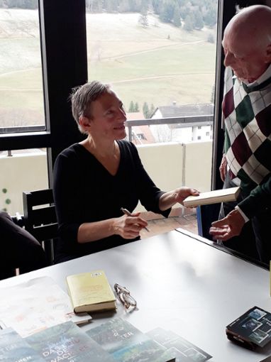 Bewegend war die Lesestunde im Kurhaus  mit Ruth Schweikert,   die anschließend signierte.  Fotos: Gabriele Hauger Foto: Markgräfler Tagblatt