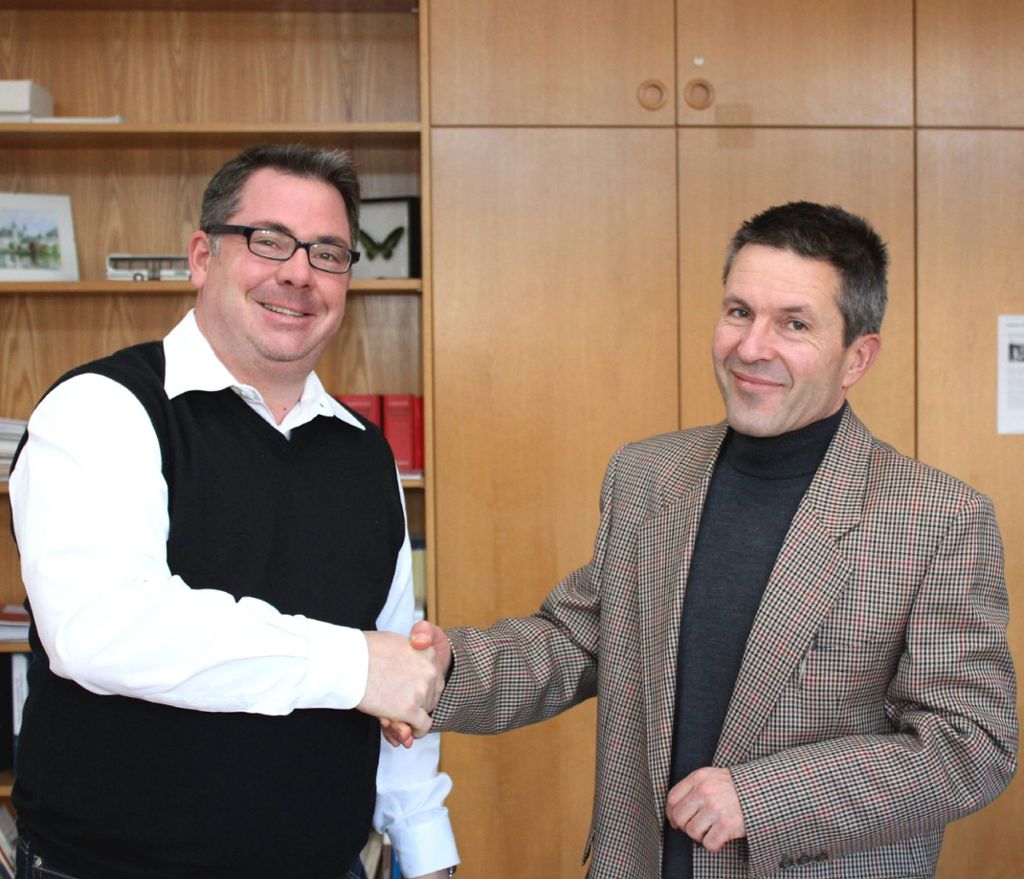 Kreis-Bildungsdezernent Thomas Mücke (r.) und Harald Kleinhans (Messeorganisation) unterzeichneten.  Foto: zVg Foto: Die Oberbadische