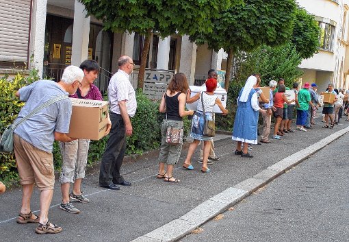 Von Hand zu Hand wanderten die Kleiderkartons des Freundeskreises Asyl. Foto: Die Oberbadische