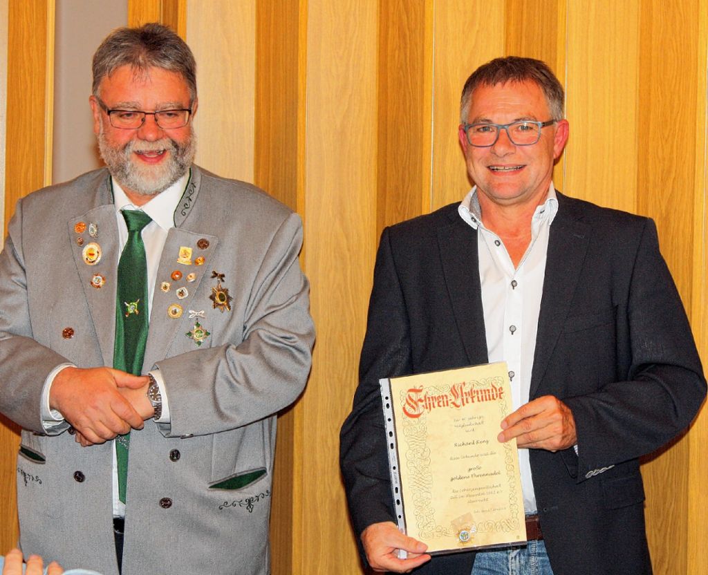 Für 40-jährige Mitgliedschaft  wurde Richard Renz (rechts) von  Oberschützenmeister Siegfried Woywod ausgezeichnet.         Foto: zVg Foto: Markgräfler Tagblatt