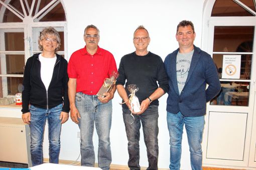 Für 40-jährige Mitgliedschaft geehrt wurden Roger Mistry und Raimund Götz – Vorsitzender Frank Hutschenreuter gratulierte (von links). Foto: Gudrun Gehr