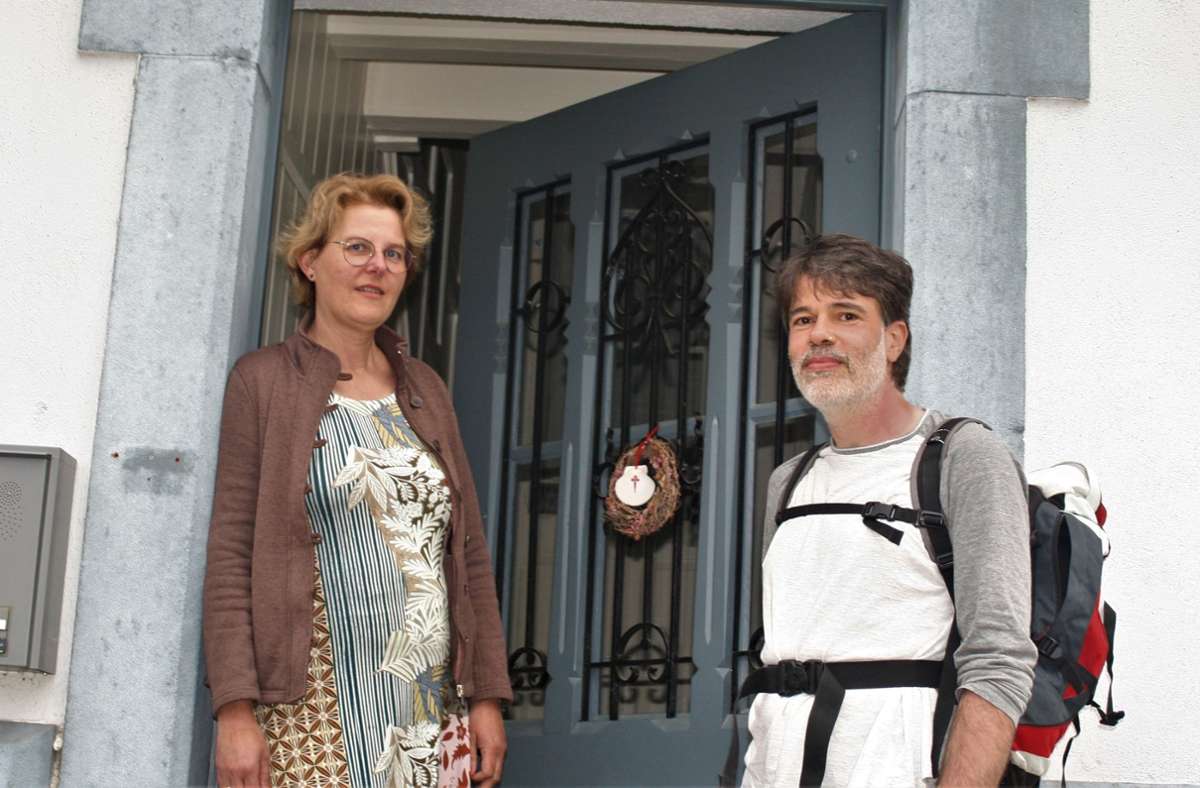 Die Türen des Pfarrhauses öffnen sich auch in diesem Sommer wieder für Pilger: Susanne Teichmanis empfängt Michael Flore aus dem Raum Stuttgart. Foto: Ines Bode