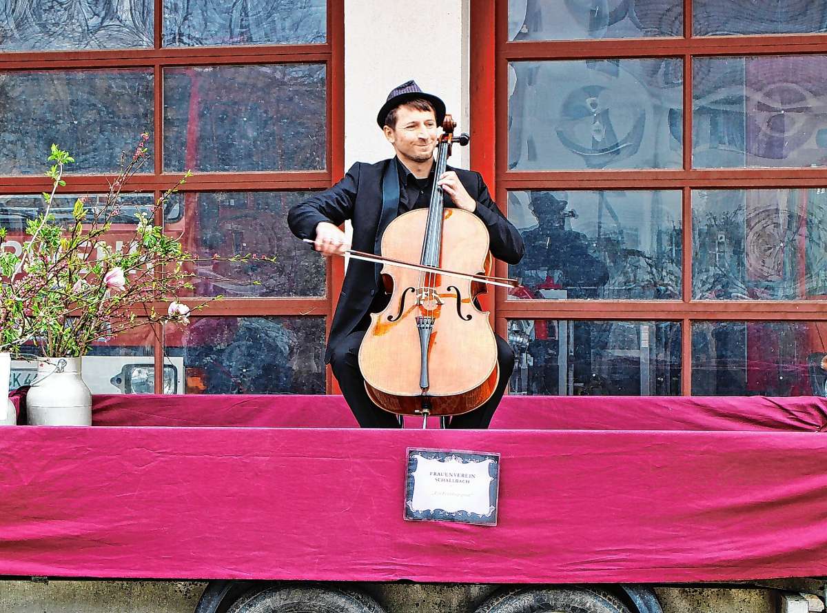 Schallbach: Cellist fährt musizierend durchs Dorf