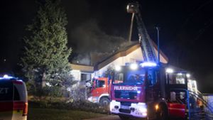 Badenweiler: Flammen schlagen meterhoch aus dem Dachstuhl