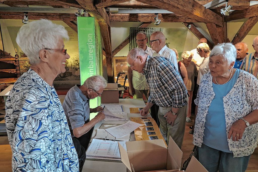 Mitglieder, Autoren und Interessenten drängen sich um den Tisch mit den druckfrischen Bänden. Foto: Dorothee Philipp